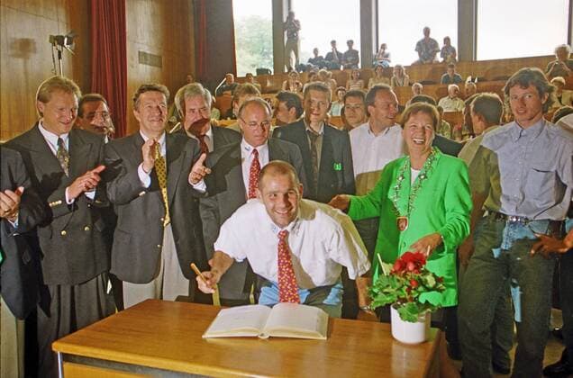 Aus Aufstiegesfeier in die 1. BL. nach VfL Wolfsburg gegen Mainz 05 5:4 am 11.06.1997 - hier am 12.06.1997 Rathaus Wolfsburg. Im Foto: Eintragung ins Goldene Buch - hier Kpt. Jann Jensen da hinter mit Brille Trainer Willi Reimann