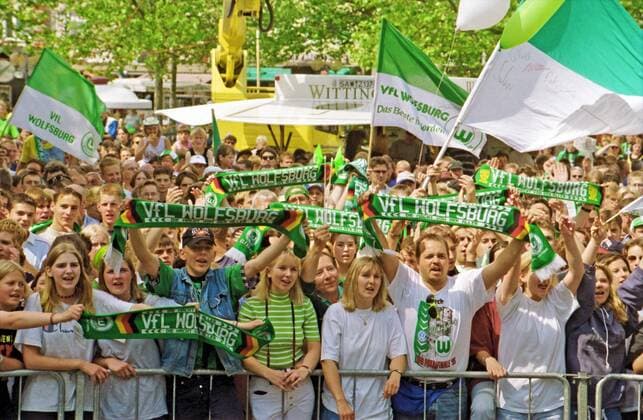 Aus Aufstiegesfeier in die 1. BL. nach VfL Wolfsburg gegen Mainz 05 5:4 am 11.06.1997 - hier am 12.06.1997 Rathaus Wolfsburg. Im Foto: VfL Fans