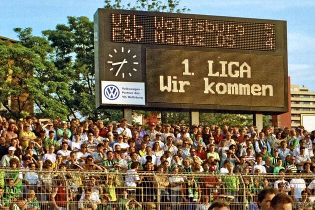 Aus 2. BL Saison 1996 97 (letztes Spiel zum Aufstieg in die 1. BL.) VfL Wolfsburg gegen Mainz 05 5:4 am 11.06.1997. Im Foto: Endergebnis an der Anzeigetafel