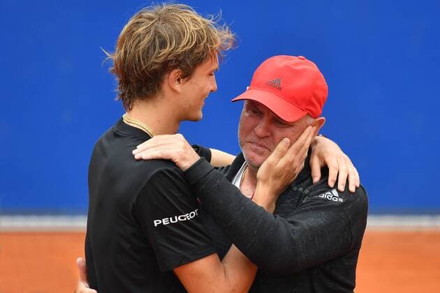 Alexander ZVEREV (GER), umarmt seinen Vater und Trainer Alexander Michailowitsch Swerew,der die Auszeichnung TRAINER DES JAHRES bekam. Umarmung, Tennis BMW Open 2018 am 04.05.2018 in Muenchen.