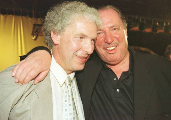 Trainer Klaus Toppmöller und Präsident Hartmut Ostermann (v.l.) freuen sich am 28.5.2000 in der Saarbrücker Kulturfabrik über den Aufstieg des 1. FC Saarbrücken in die Zweite Fussballbundesliga.
