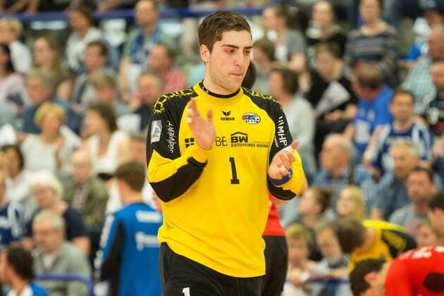 Domenico Ebner ( 1, SG BBM Bietigheim) klatscht vor dem Anwurf Bergischer HC vs. SG BBM Bietigheim, Handball, 2. Bundesliga, 04.05.18 Solingen NRW Deutschland Klingenhalle