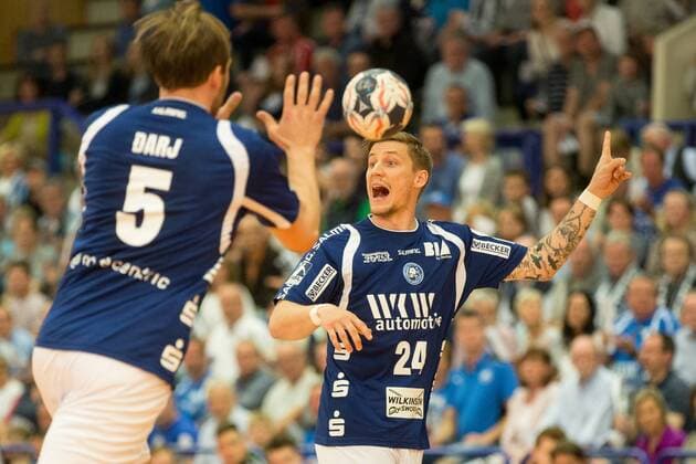 Nach einem Pass auf Max Darj ( 5, Bergischer HC) gibt Linus Arnesson ( 24, Bergischer HC) die Richtung vor Bergischer HC vs. SG BBM Bietigheim, Handball, 2. Bundesliga, 04.05.18 Solingen NRW Deutschland Klingenhalle