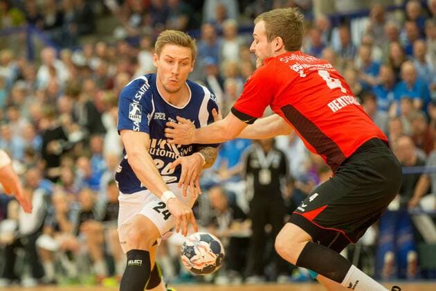 Linus Arnesson ( 24, Bergischer HC) im Zweikampf mit Patrick Rentschler ( 4, SG BBM Bietigheim) Bergischer HC vs. SG BBM Bietigheim, Handball, 2. Bundesliga, 04.05.18 Solingen NRW Deutschland Klingenhalle