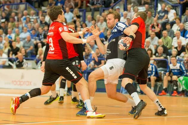 Valentin Schmidt ( 13, SG BBM Bietigheim) und Patrick Rentschler ( 4, SG BBM Bietigheim) versuchen Max Darj ( 5, Bergischer HC) (Mitte) zu stoppen Bergischer HC vs. SG BBM Bietigheim, Handball, 2. Bundesliga, 04.05.18 Solingen NRW Deutschland Klingenhalle