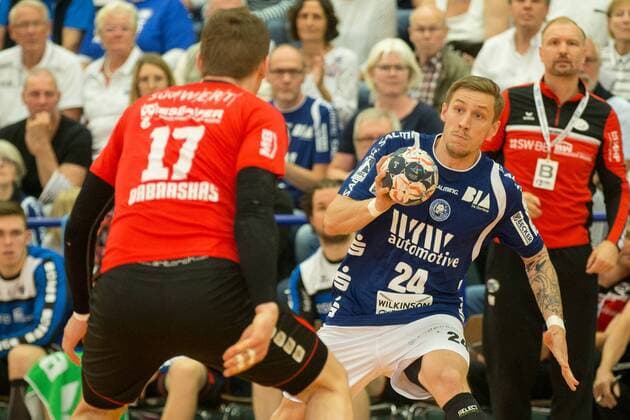 Gerdas Babarskas ( 17, SG BBM Bietigheim) stellt sich dem angreifenden Linus Arnesson ( 24, Bergischer HC) Bergischer HC vs. SG BBM Bietigheim, Handball, 2. Bundesliga, 04.05.18 Solingen NRW Deutschland Klingenhalle
