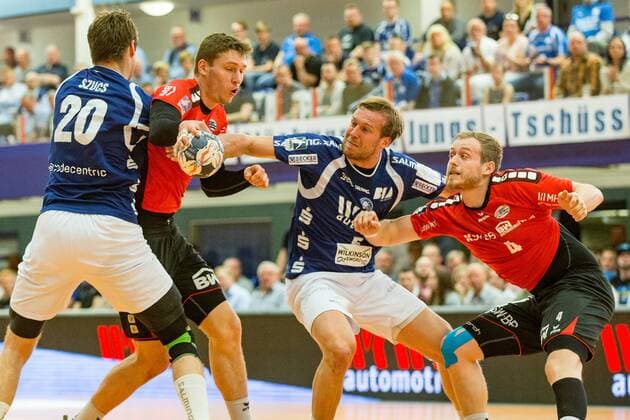 Csaba Szücs ( 20, Bergischer HC) im Duell mit Gerdas Babarskas ( 17, SG BBM Bietigheim) und Max Darj ( 5, Bergischer HC) hält Patrick Rentschler ( 4, SG BBM Bietigheim) fern Bergischer HC vs. SG BBM Bietigheim, Handball, 2. Bundesliga, 04.05.18 Solingen NRW Deutschland Klingenhalle