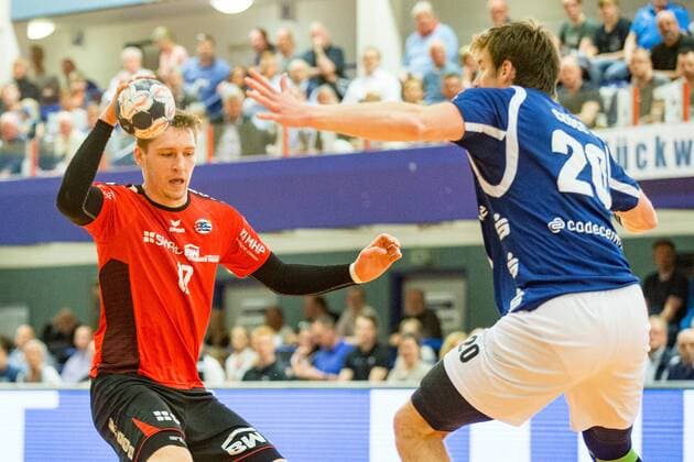 Gerdas Babarskas ( 17, SG BBM Bietigheim) im Angriff gegen Csaba Szücs ( 20, Bergischer HC) Bergischer HC vs. SG BBM Bietigheim, Handball, 2. Bundesliga, 04.05.18 Solingen NRW Deutschland Klingenhalle