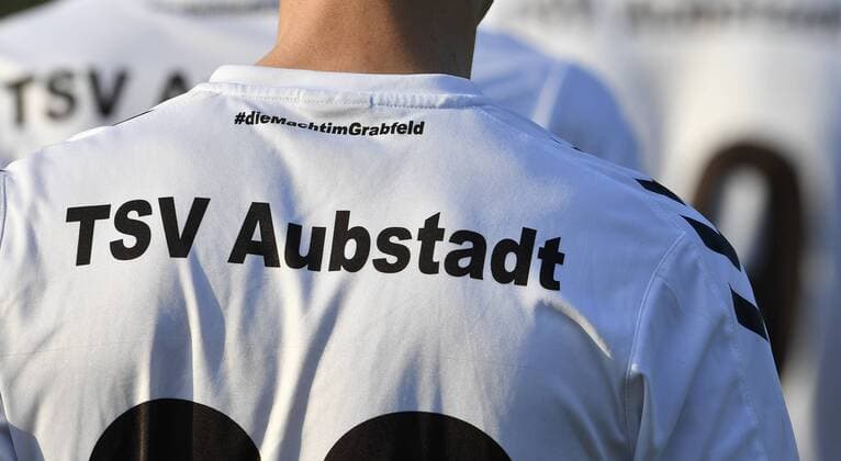 04.05.2018 - Fussball Amateurfussball - Saison 2017 2018 - Bayernliga - 32. Spieltag: SC Eltersdorf SCE - TSV Aubstadt - - Impression - Schriftzug Trikot TSV Aubstadt *** 04 05 2018 Soccer Amateur Football Season 2017 2018 Bayernliga 32 Matchday SC Eltersdorf SCE TSV Aubstadt Impression Logo TSV Aubstadt