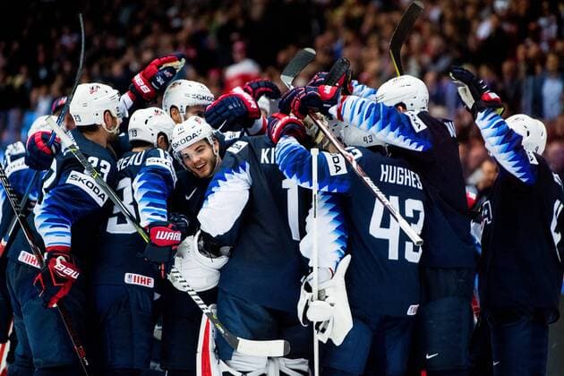 180504 Alex DeBrincat of USA celebrates with teammates after the IIHF Ice hockey Eishockey World Championship WM Weltmeisterschaft match between USA and Canada on May 4, 2018 in Herning. Photo: Vegard Wivestad Gr¿tt BILDBYRN kod VG 170149 Copyright: VEGARDxWIVESTADxGR¯TT BB180504BB215