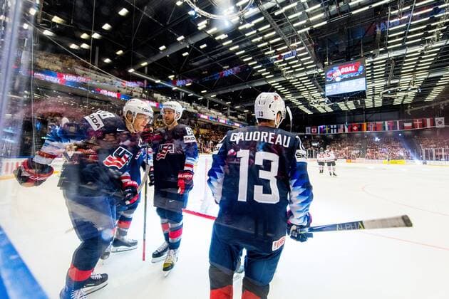 Bilder des Tages - SPORT Eishockey WM, Kanada - USA 180504 Johnny Gaudreau of USA celebrates with teammates after scoring 3-2 during the IIHF Ice hockey Eishockey World Championship WM Weltmeisterschaft match between USA and Canada on May 4, 2018 in Herning. Photo: Vegard Wivestad Gr¿tt BILDBYRN kod VG 170149 Copyright: VEGARDxWIVESTADxGR¯TT BB180504BB217