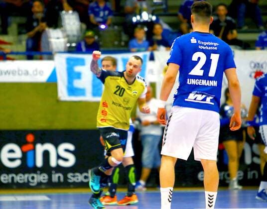 In Jubelpose: Florian Billek (Coburg) Handball 2.Liga 2017 18 EHV Aue - HSC 2000 Coburg am 4.5.2018 EHV Aue - HSC 2000 Coburg