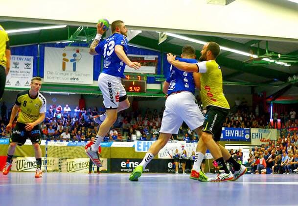 Mindaugas Dumcius (Aue) , links Florian Billek (Coburg) , rechts Philip Jungemann (Aue) und Sebastian Weber (Coburg) Handball 2.Liga 2017 18 EHV Aue - HSC 2000 Coburg am 4.5.2018 EHV Aue - HSC 2000 Coburg