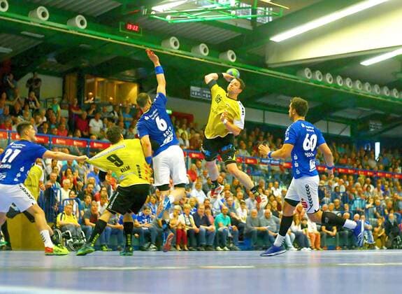 Torwurf von Romas Kirveliavicius (Coburg) , links Philip Jungemann (Aue) , Romas Kirveliavicius (Coburg) und Kevin Roch (Aue) , rechts Marc Pechstein (Aue) Handball 2.Liga 2017 18 EHV Aue - HSC 2000 Coburg am 4.5.2018 EHV Aue - HSC 2000 Coburg