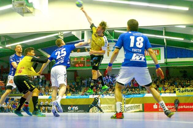 Zwischen Gregor Remke (Aue) und Jan Faith (Aue) setzt Tobias Varvne (Coburg) zum Sprungwurf an. Handball 2.Liga 2017 18 EHV Aue - HSC 2000 Coburg am 4.5.2018 EHV Aue - HSC 2000 Coburg