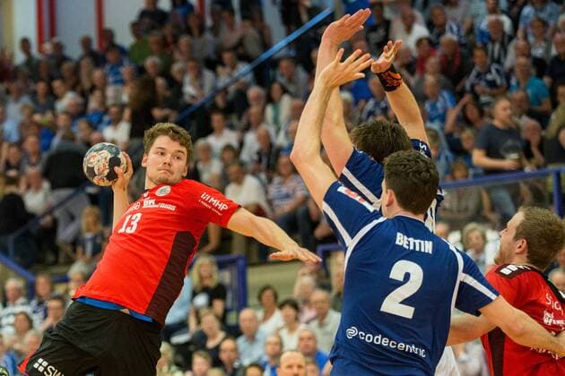 Valentin Schmidt ( 13, SG BBM Bietigheim) beim Wurf gegen Csaba Szücs ( 20, Bergischer HC) und Maximilian Leon Bettin ( 2, Bergischer HC) Bergischer HC vs. SG BBM Bietigheim, Handball, 2. Bundesliga, 04.05.18 Solingen NRW Deutschland Klingenhalle