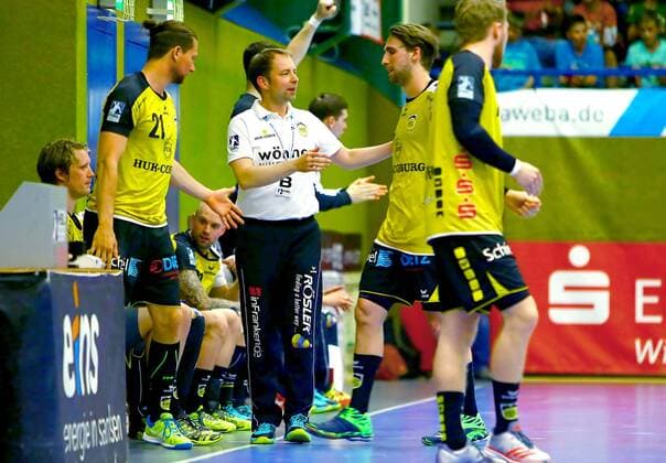 Trainer Jan Gorr (Coburg) zwischen Till Riehn (Coburg, links) und Tobias Varvne (Coburg) Handball 2.Liga 2017 18 EHV Aue - HSC 2000 Coburg am 4.5.2018 EHV Aue - HSC 2000 Coburg