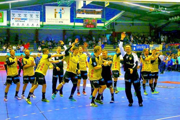 Nach Spielschluss: Jubel beim Coburger Team Handball 2.Liga 2017 18 EHV Aue - HSC 2000 Coburg 19:28 am 4.5.2018 EHV Aue - HSC 2000 Coburg