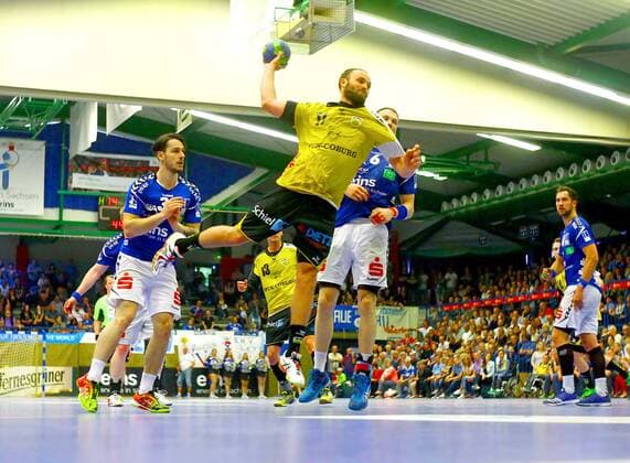 Torwurf von Sebastian Weber (Coburg) , dahinter Sebastian Paraschiv (Aue) , Kevin Roch (Aue) und Marc Pechstein (Aue) Handball 2.Liga 2017 18 EHV Aue - HSC 2000 Coburg am 4.5.2018 EHV Aue - HSC 2000 Coburg