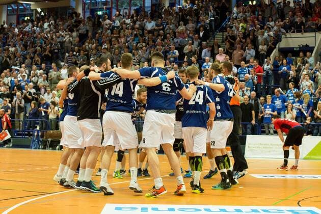 Jubel beim Team des Bergischen HC nach dem Gewinn der Meisterschaft in der 2. Handball Bundesliga - mit Bogdan Andrei Criciotoiu ( 90, Bergischer HC), Maciej Majdzinski ( 14, Bergischer HC), Leos Petrovsky ( 6, Bergischer HC), Linus Arnesson ( 24, Bergischer HC), Fabian Gutbrod ( 22, Bergischer HC), Bjoergvin Pall Gustavsson ( 1, TW, Bergischer HC) und anderen Bergischer HC vs. SG BBM Bietigheim, Handball, 2. Bundesliga, 04.05.18 Solingen NRW Deutschland Klingenhalle *** After winning the championship in the 2 Handball Bundesliga with Bogdan Andrei Criciotoiu 90 Bergisch HC Maciej Majdzinski 14 Bergischer HC Leos Petrovsky 6 Bergischer HC Linus Arnesson 24 Bergischer HC Fabian Gutbrod 22 Bergischer HC Bjoergvin Pall Gustavsson 1 TW Bergischer HC and other Bergischer HC vs SG BBM Bietigheim Handball 2 Bundesliga 04 05 18 Solingen NRW Germany Klingenhalle Copyright: xcdnx