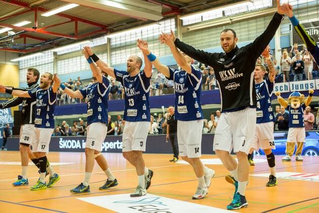 Jubel beim Team des Bergischen HC nach dem Gewinn der Meisterschaft in der 2. Handball Bundesliga - mit Csaba Szücs ( 20, Bergischer HC), Jan Artmann ( 17, Bergischer HC), Max Darj ( 5, Bergischer HC), Kristian Nippes ( 13, Bergischer HC), Maciej Majdzinski ( 14, Bergischer HC), Linus Arnesson ( 24, Bergischer HC), Bogdan Andrei Criciotoiu ( 90, Bergischer HC) und anderen Bergischer HC vs. SG BBM Bietigheim, Handball, 2. Bundesliga, 04.05.18 Solingen NRW Deutschland Klingenhalle *** Cheers to the team of Bergisch HC after winning the championship in the 2 Handball Bundesliga with Csaba Szücs 20 Bergischer HC Jan Artmann 17 Bergischer HC Max Darj 5 Bergischer HC Kristian Nippes 13 Bergisch HC Maciej Majdzinski 14 Bergischer HC Linus Arnesson 24 Bergisch HC Bogdan Andrei Criciotoiu 90 Bergischer HC and other Bergischer HC vs SG BBM Bietigheim Handball 2 Bundesliga 04 05 18 Solingen NRW Germany Klingenhalle Copyright: xcdnx