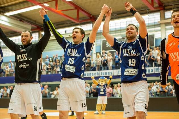 Jubel beim Team des Bergischen HC nach dem Gewinn der Meisterschaft in der 2. Handball Bundesliga - mit Bogdan Andrei Criciotoiu ( 90, Bergischer HC), Milan Kotrc ( 15, Bergischer HC), Bergi (Maskottchen, Bergischer HC), Tomas Babak ( 19, Bergischer HC) und Bjoergvin Pall Gustavsson ( 1, TW, Bergischer HC) und anderen Bergischer HC vs. SG BBM Bietigheim, Handball, 2. Bundesliga, 04.05.18 Solingen NRW Deutschland Klingenhalle *** Cheers to the team of Bergisch HC after winning the championship in the 2 Handball Bundesliga with Bogdan Andrei Criciotoiu 90 Bergischer HC Milan Kotrc 15 Bergisch HC Bergi mascot Bergischer HC Tomas Babak 19 Bergischer HC and Bjoergvin Pall Gustavsson 1 TW Bergischer HC and other Bergischer HC vs SG BBM Bietigheim Handball 2 Bundesliga 04 05 18 Solingen NRW Germany Klingenhalle Copyright: xcdnx