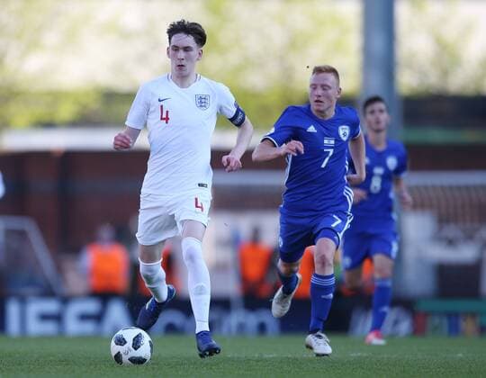 James Garner of England surges past Ido Shahar of Israel during the group stage match at Proact Stadium, Chesterfield. Picture date 4th May 2018. Picture credit should read: Simon Bellis Sportimage EDITORIAL USE ONLY. No use with unauthorised audio, video, data, fixture lists, club league logos or live services. Online in-match use limited to 120 images, no video emulation. No use in betting, games or single club league player publications.