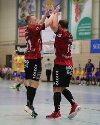 2.HBL HSG Konstanz - VFL Luebeck Schwartau. Abklatschen von Sebastian Damm (SCH) links und Jan Schult (SCH). 2. Liga, Handball, HSG Konstanz - VFL Luebeck Schwartau, 04.05.2018 Konstanz Copyright: xEIBNER PeterxPisax EP_EER