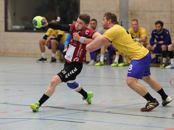 2.HBL HSG Konstanz - VFL Luebeck Schwartau 24:31. Tim Claasen (SCH) links gegen Chris Berchtenbreiter (KON) 2. Liga, Handball, HSG Konstanz - VFL Luebeck Schwartau, 04.05.2018 Konstanz Copyright: xEIBNER PeterxPisax EP_EER