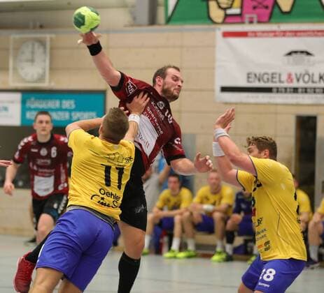 2.HBL HSG Konstanz - VFL Luebeck Schwartau 24:31. Jan Schult (SCH) beim Wurf, links Michael Oehler (KON) und Chris Berchtenbreiter (KON) 2. Liga, Handball, HSG Konstanz - VFL Luebeck Schwartau, 04.05.2018 Konstanz Copyright: xEIBNER PeterxPisax EP_EER