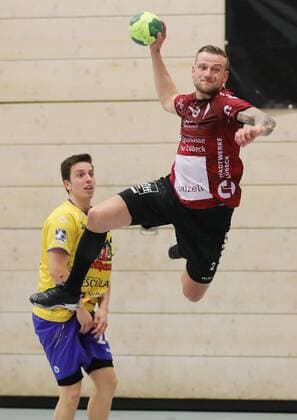 2.HBL HSG Konstanz - VFL Luebeck Schwartau 24:31. Tim Claasen (SCH) beim Wurf, hinten Tim Jud (KON). 2. Liga, Handball, HSG Konstanz - VFL Luebeck Schwartau, 04.05.2018 Konstanz Copyright: xEIBNER PeterxPisax EP_EER