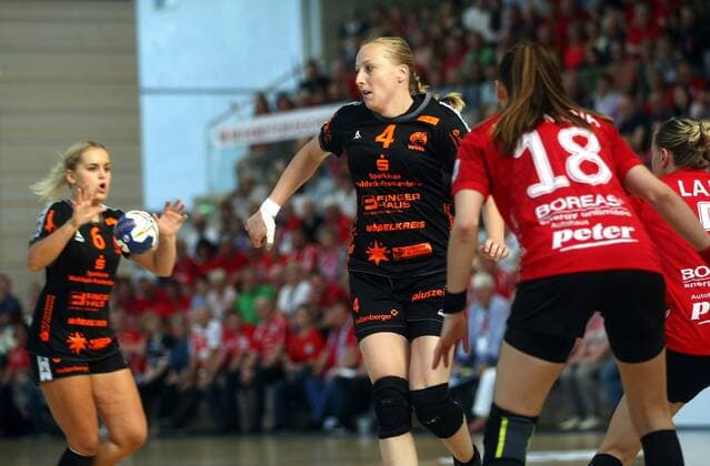 Bad Langensalza, 05.05.2018 Handball, 1. Bundesliga, Frauen, Saison 2017 18, Thüringer HC (THC) vs HSG Bad Wildung (HSG) Anouk Nieuwenweg (HSG), Sabine Heusdens (HSG) und Iveta Luzumová (THC)