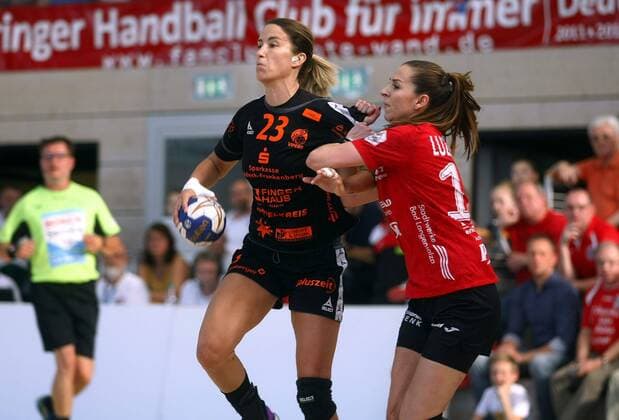 Bad Langensalza, 05.05.2018 Handball, 1. Bundesliga, Frauen, Saison 2017 18, Thüringer HC (THC) vs HSG Bad Wildung (HSG) Laura Vasilescu (HSG) und Iveta Luzumová (THC)