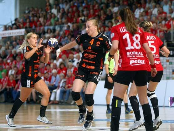 Bad Langensalza, 05.05.2018 Handball, 1. Bundesliga, Frauen, Saison 2017 18, Thüringer HC (THC) vs HSG Bad Wildung (HSG) Anouk Nieuwenweg (HSG), Sabine Heusdens (HSG) und Iveta Luzumová (THC)