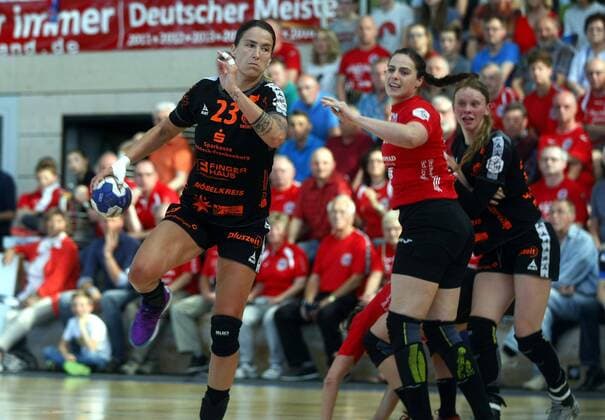 Bad Langensalza, 05.05.2018 Handball, 1. Bundesliga, Frauen, Saison 2017 18, Thüringer HC (THC) vs HSG Bad Wildung (HSG) Laura Vasilescu (HSG), Josefine Huber (THC) hTamara Haggerty (HSG)