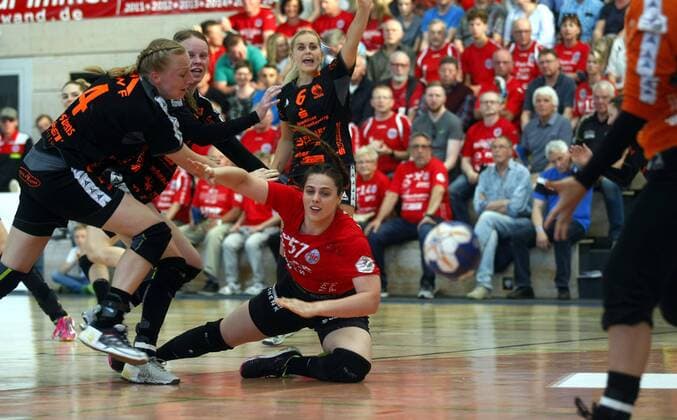 Bad Langensalza, 05.05.2018 Handball, 1. Bundesliga, Frauen, Saison 2017 18, Thüringer HC (THC) vs HSG Bad Wildung (HSG) Sabine Heusdens (HSG)Josefine Huber (THC)