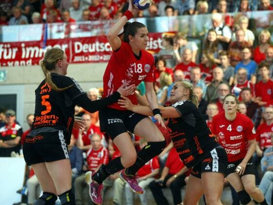 Bad Langensalza, 05.05.2018 Handball, 1. Bundesliga, Frauen, Saison 2017 18, Thüringer HC (THC) vs HSG Bad Wildung (HSG) Tamara Haggerty (HSG), Iveta Luzumová (THC) und Sabine Heusdens (HSG)