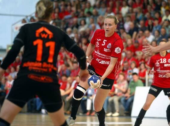 Bad Langensalza, 05.05.2018 Handball, 1. Bundesliga, Frauen, Saison 2017 18, Thüringer HC (THC) vs HSG Bad Wildung (HSG) Miranda Schmidt-Robben (HSG) und Saskia Lang (THC)