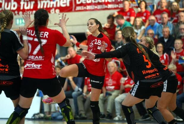 Bad Langensalza, 05.05.2018 Handball, 1. Bundesliga, Frauen, Saison 2017 18, Thüringer HC (THC) vs HSG Bad Wildung (HSG) Sabine Heusdens (HSG), Josefine Huber (THC), Iveta Luzumová (THC) und Tamara Haggerty (HSG)