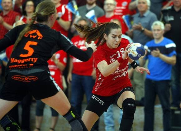 Bad Langensalza, 05.05.2018 Handball, 1. Bundesliga, Frauen, Saison 2017 18, Thüringer HC (THC) vs HSG Bad Wildung (HSG) Tamara Haggerty (HSG) und Iveta Luzumová (THC)
