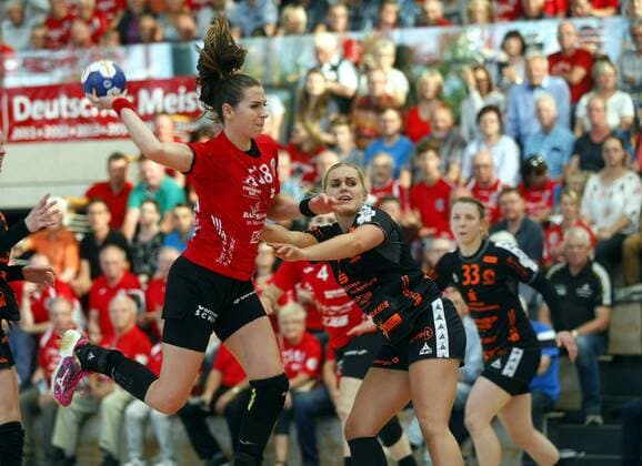 Bad Langensalza, 05.05.2018 Handball, 1. Bundesliga, Frauen, Saison 2017 18, Thüringer HC (THC) vs HSG Bad Wildung (HSG) Iveta Luzumová (THC) und Anouk Nieuwenweg (HSG)