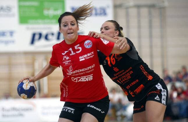Bad Langensalza, 05.05.2018 Handball, 1. Bundesliga, Frauen, Saison 2017 18, Thüringer HC (THC) vs HSG Bad Wildung (HSG) Macarena Aguilar Diaz (THC) und Mariël Beugels (HSG)
