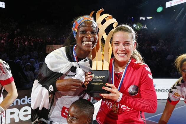 Joie Astride N Gouan NGouan (Brest) et Cleopatre Darleux (Brest) avec Coupe HANDBALL : Toulon St Cyr vs Brest - Finale Coupe de France Femmes - 05 05 2018 GwendolineLeGoff Panoramic 
