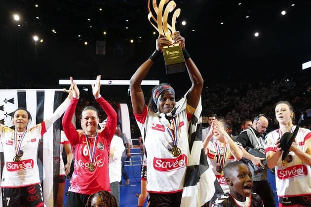 Joie Cleopatre Darleux (Brest) Astride N Gouan NGouan (Brest) avec Coupe HANDBALL : Toulon St Cyr vs Brest - Finale Coupe de France Femmes - 05 05 2018 GwendolineLeGoff Panoramic 