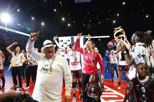 Joie Cleopatre Darleux (Brest) avec Gerard Le Saint ( President Brest) HANDBALL : Toulon St Cyr vs Brest - Finale Coupe de France Femmes - 05 05 2018 GwendolineLeGoff Panoramic 