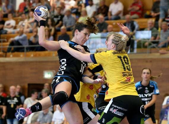 Bietigheim, Handball 1. Bundesliga SG BBM Bietigheim vs. HC Rödertal: v.l. Karolina Kudlacz-Gloc (BBM), Sarolta Selmeci (Rödertal)
