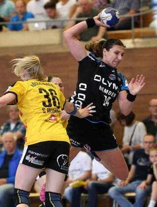 Bietigheim, Handball 1. Bundesliga SG BBM Bietigheim vs. HC Rödertal: v.l. Stefanie Hummel (Rödertal),Karolina Kudlacz-Gloc (BBM)