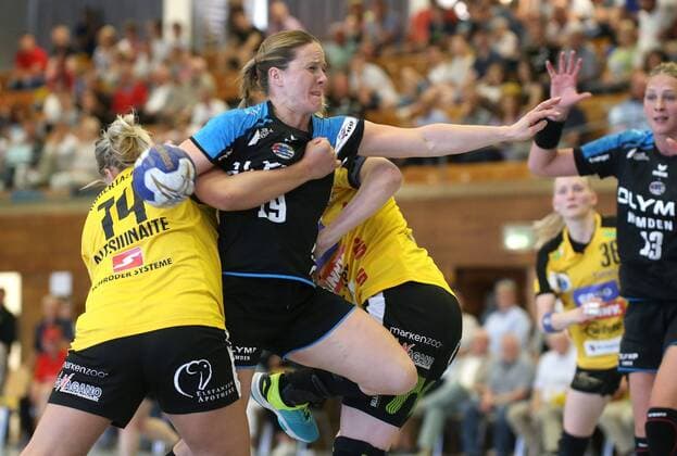Bietigheim, Handball 1. Bundesliga SG BBM Bietigheim vs. HC Rödertal: v.l. Egle Alesiunaite (Rödertal), Anna Loerper (BBM), Sarolta Selmeci (Röd)