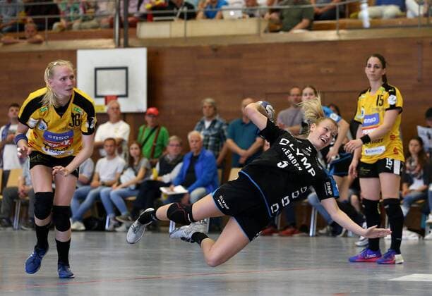 Bietigheim, Handball 1. Bundesliga SG BBM Bietigheim vs. HC Rödertal: v.l.Stefanie Hummel (Rödertal),Antje Lauenroth (BBM)