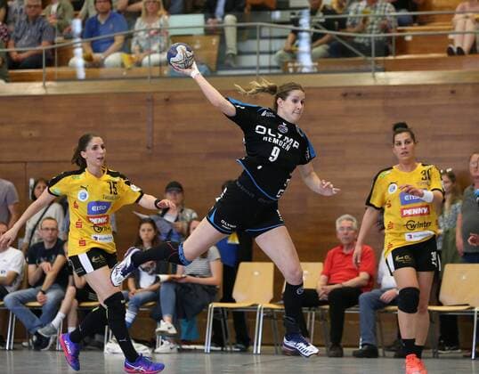 Bietigheim, Handball 1. Bundesliga SG BBM Bietigheim vs. HC Rödertal: v.l. Tamara Bösch (Rödertal), Ines Ivancok (BBM)